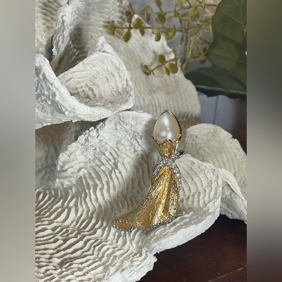 Vintage Elegant Faux Pearl and Gold-tone Brooch Signed C Puccini - Picture 1 of 8